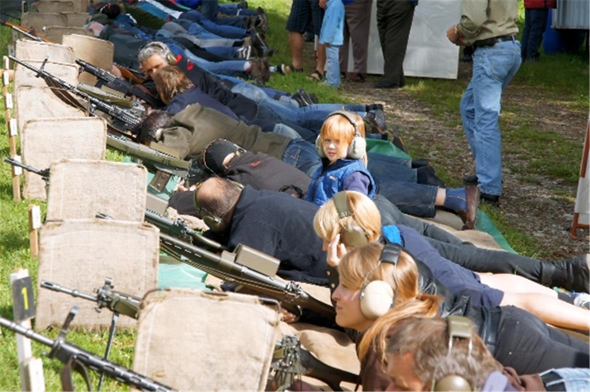 Das Feldschiessen ist ein generationenübergreifender Anlass. Das beweist dieses Bild vom letztjährigen Feldschiessen in Blumenstein.