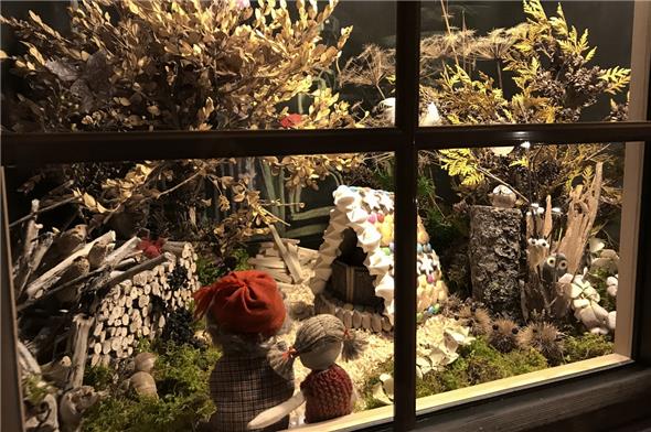 Das Fenster von Susan und Hans Bettler in Eschi zum Thema Hänsel und Gretel.