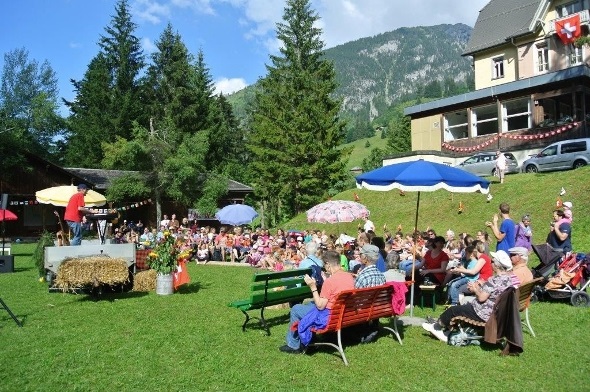 Das Fest fand auf dem grossen Kinderspielplatz vor dem Kurhaus statt. Das Gebäude im Hintergrund kann bei schlechtem Wetter gut genutzt werden.