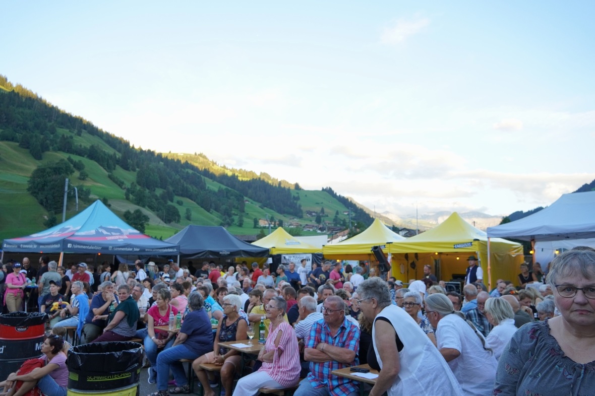 Das Festgelände war voll, das Publikum genoss den warmen Sommerabend.