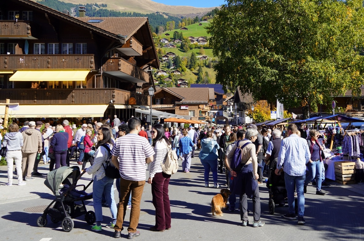 Das Festgelände wimmelte von Besuchenden aus aller Welt.