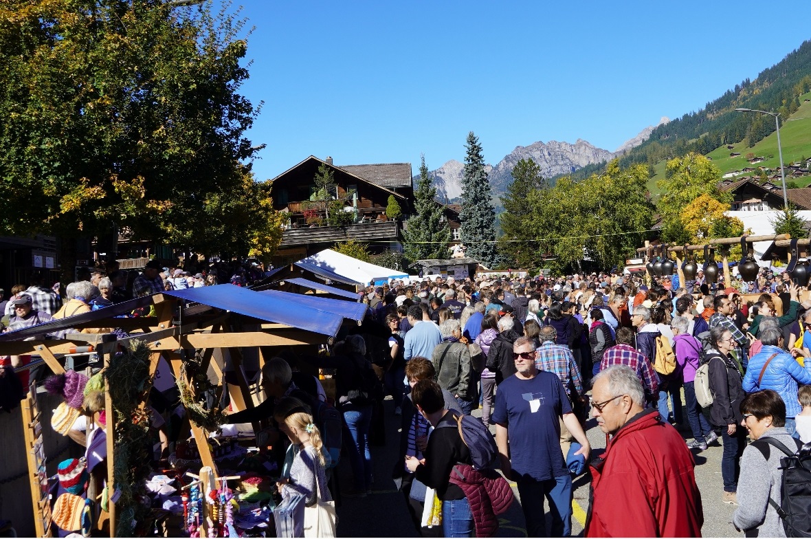 Das Festgelände wimmelte von Besuchenden aus aller Welt.