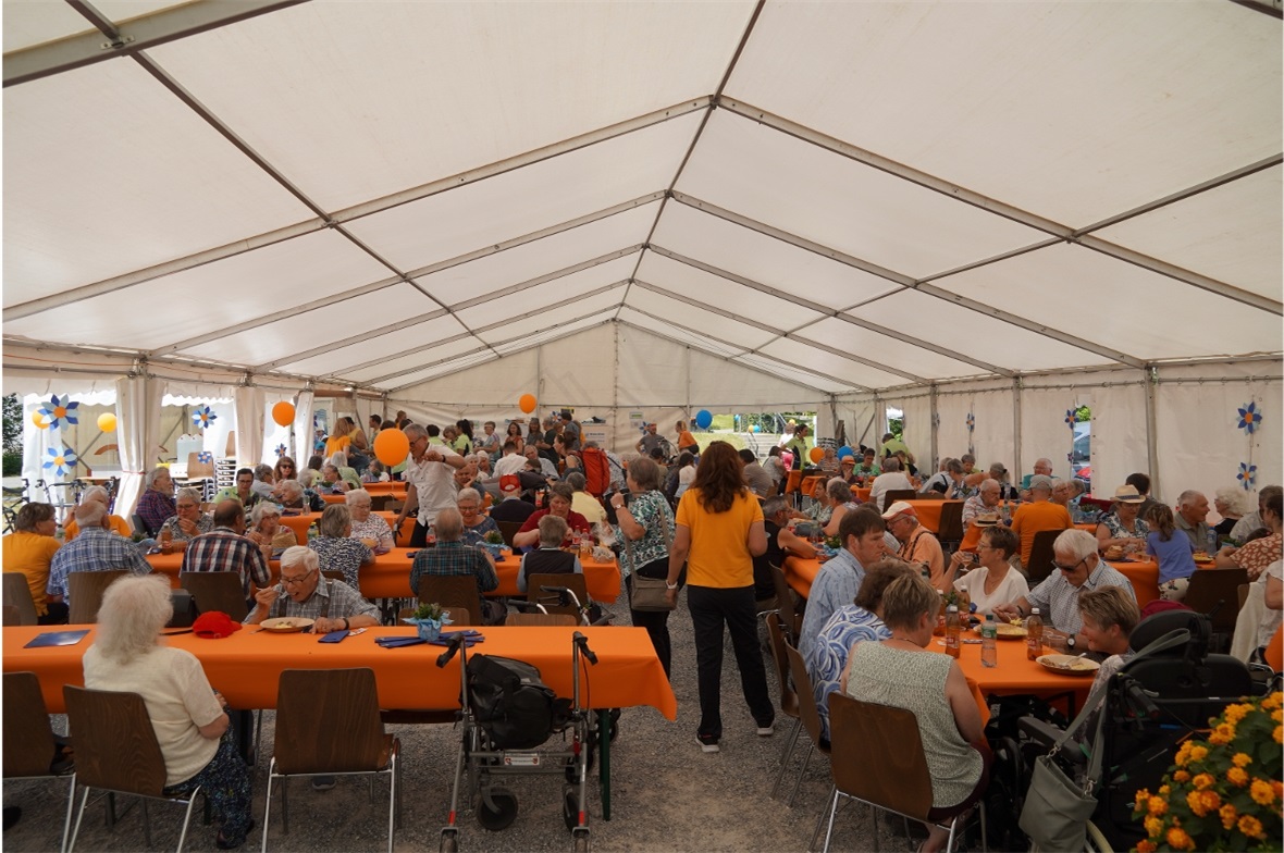 Das Festzelt war voll von zufriedenen Gästen, Bewohnenden und Mitarbeitenden.