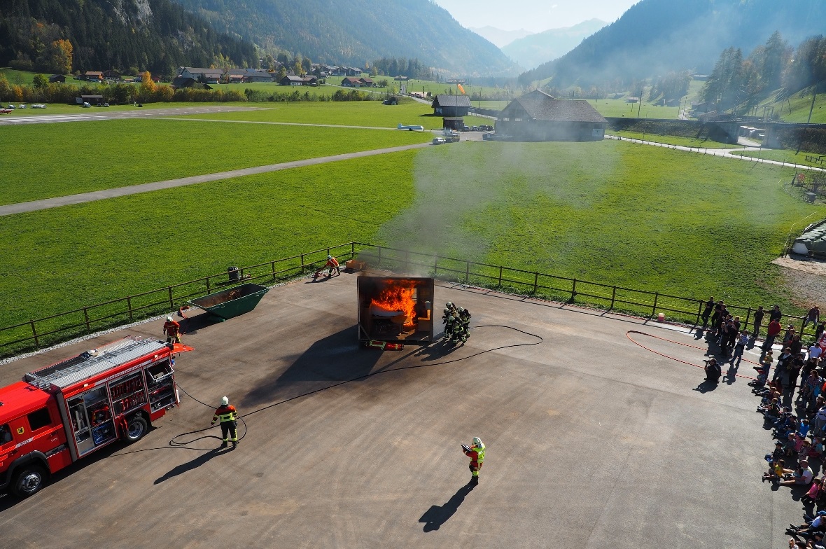 Das Feuer im Zimmer breitet sich rasch aus.