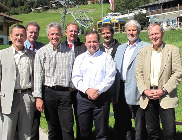 Das Foto zeigt den neugewählten Verwaltungsrat vor dem Schönrieder Hausberg: Präsident Richard Kummrow, Beat Zahler (neu gewählt), Johny Wyssmüller, BDG-Direktor Armon Cantieni, Bruno Kernen (neu gewählt), Arnold Hauswirth, Vize-Präsident Andreas Hurni und Bruno Hammer. (Es fehlt Erik Söderström.)