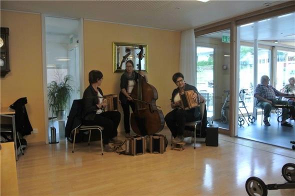 Das (Frauen-)Trio Balmhorn spielte in der Wimmiser Bachtele auf.