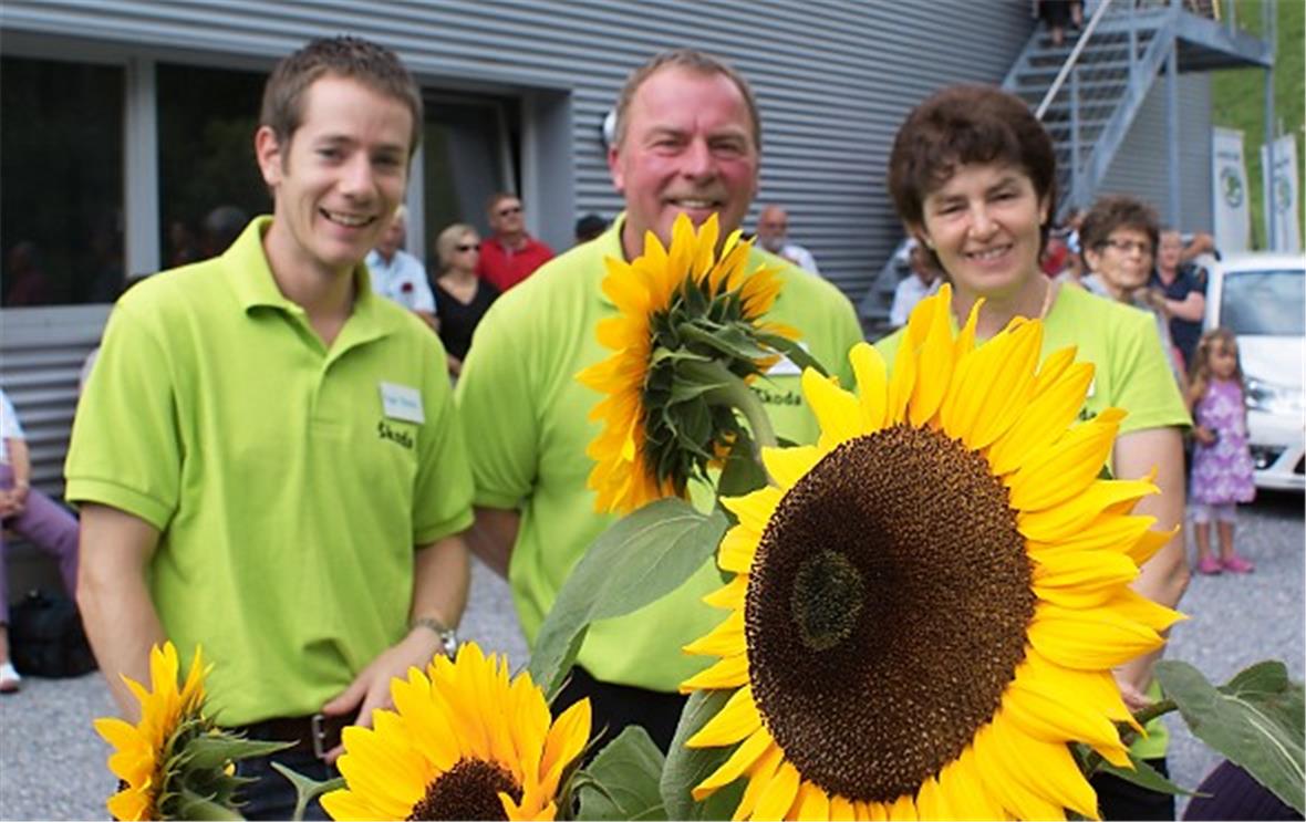 Das Garagisten-Ehepaar Martha und Beat Salzmann mit ihrem neuen Bürochef Marco Peverelli (links) freuen sich über den grossen Publikumsaufmarsch.