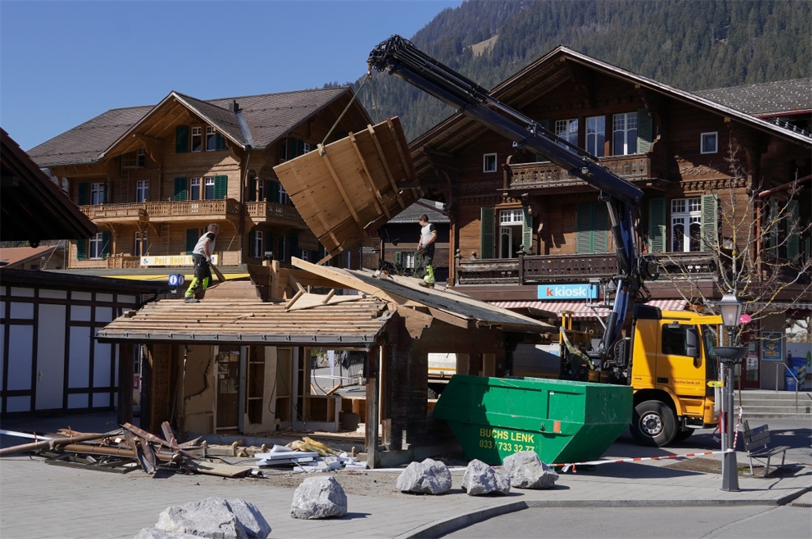 Das Gebäude ist weg, doch einen Kiosk gibt es weiterhin – direkt im Haus dahinter.