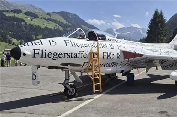 Das Geschenk von der damaligen Fliegerstaffel 15 an den Hunterverein Obersimmental. Im Ausland fliegen Hunter-Prachtsexemplare weiterhin. Von den 1951 in Produktion gegangenen englischen Hunter war der Papyrus der letzte in der Schweiz fliegende Jet dieser Marke. Nur starten mit Startabbruch wäre noch erlaubt.