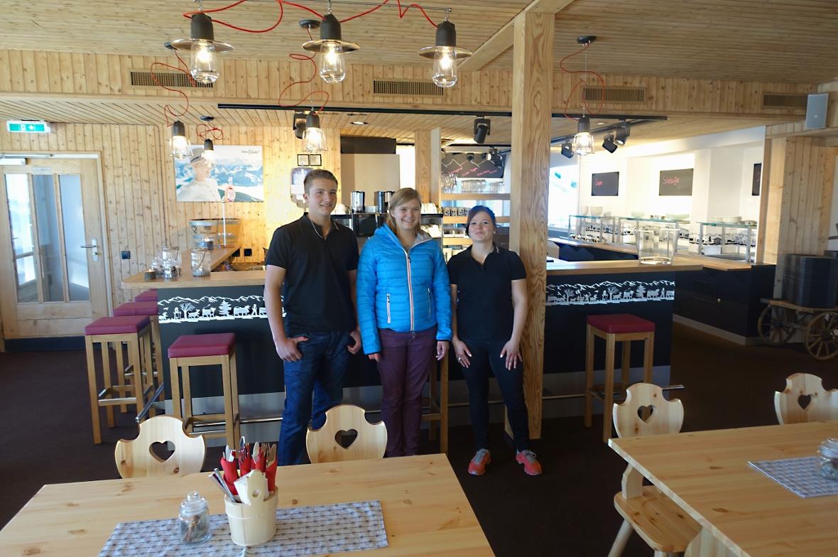 Das Geschwister-Trio mit Ueli Sumi, Stefanie (Küchenchefin) sowie Beatrice wird ...