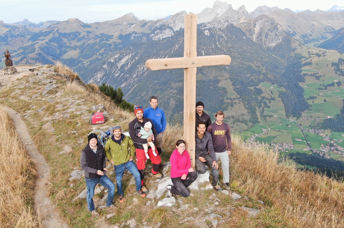 Das Gipfelkreuz auf dem Rinderberg steht: die Erbauer und Aufsteller bei der Einweihung.
