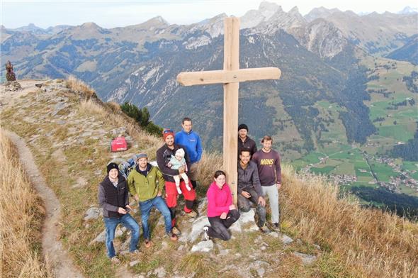 Das Gipfelkreuz auf dem Rinderberg steht: die Erbauer und Aufsteller bei der Einweihung.