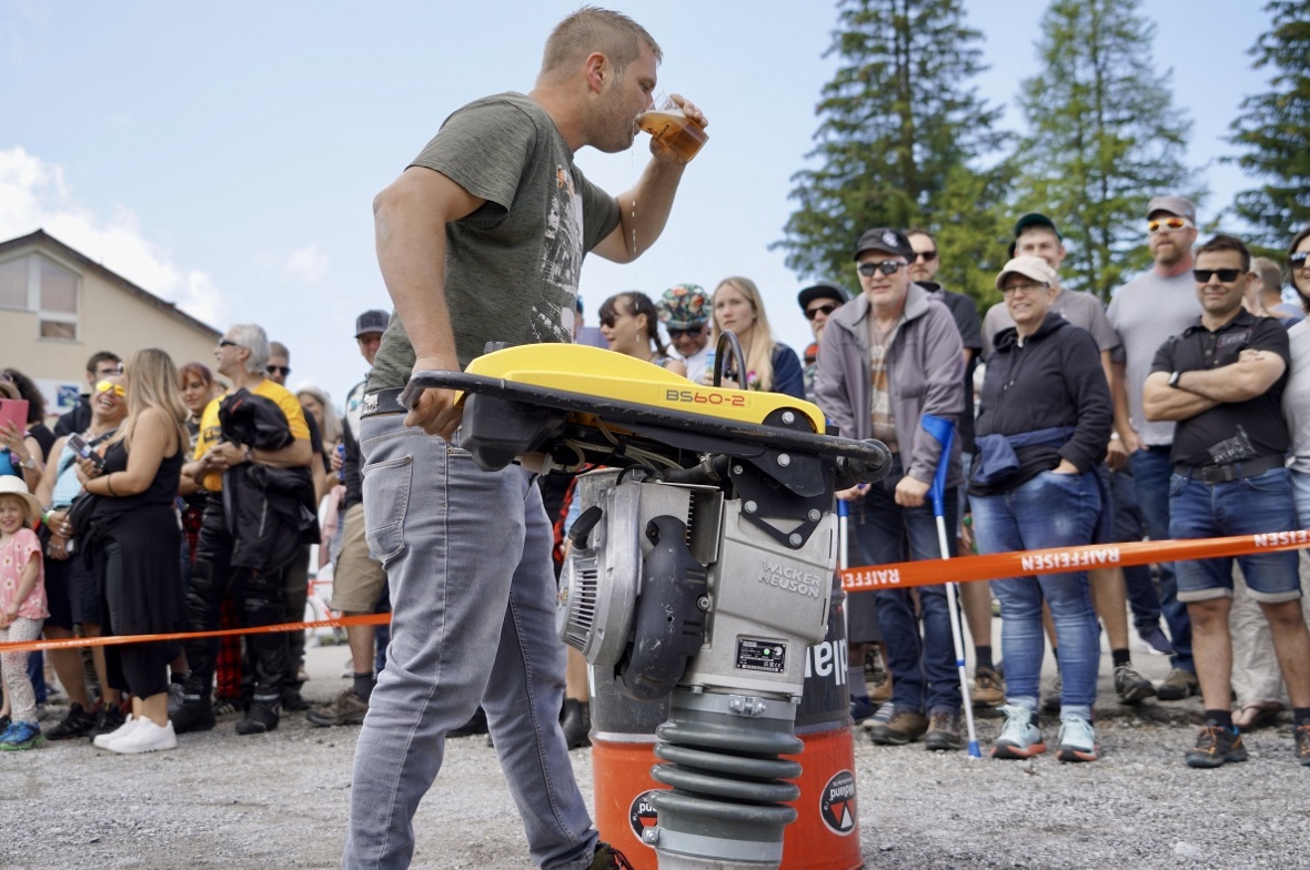 Das Grabenstampfer-Rennen mit 20 Teams à drei Teilnehmern engagierte das Publiku...