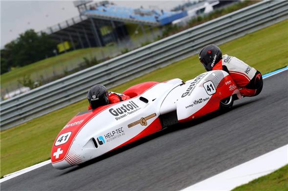 Das Gustoil Sidecar Racing Team Lukas Wyssen/Thomas Hofer unterwegs in Assen.