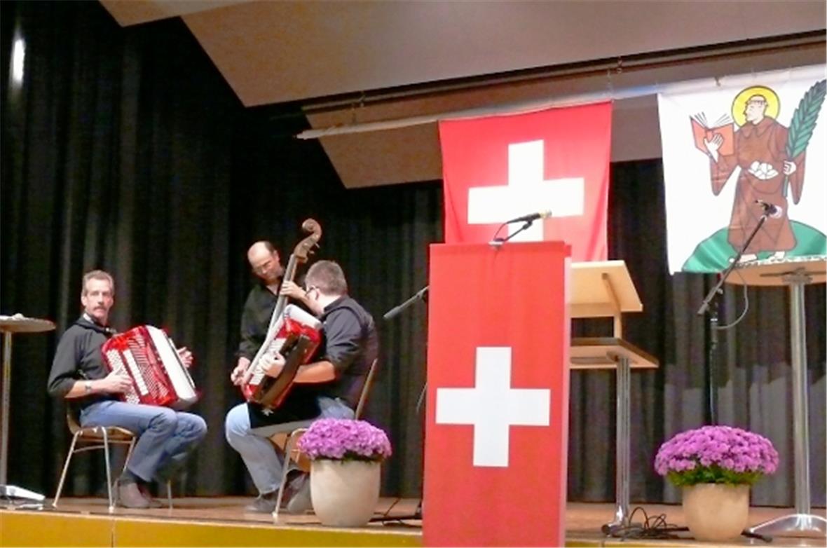 Das Handorgelduett Zeller-Zeller eröffneten den Abend musiklisch.