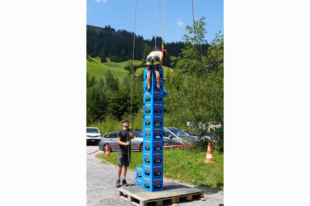 Das Harassenstapeln erforderte Gleichgewicht und eine Portion Mut.
