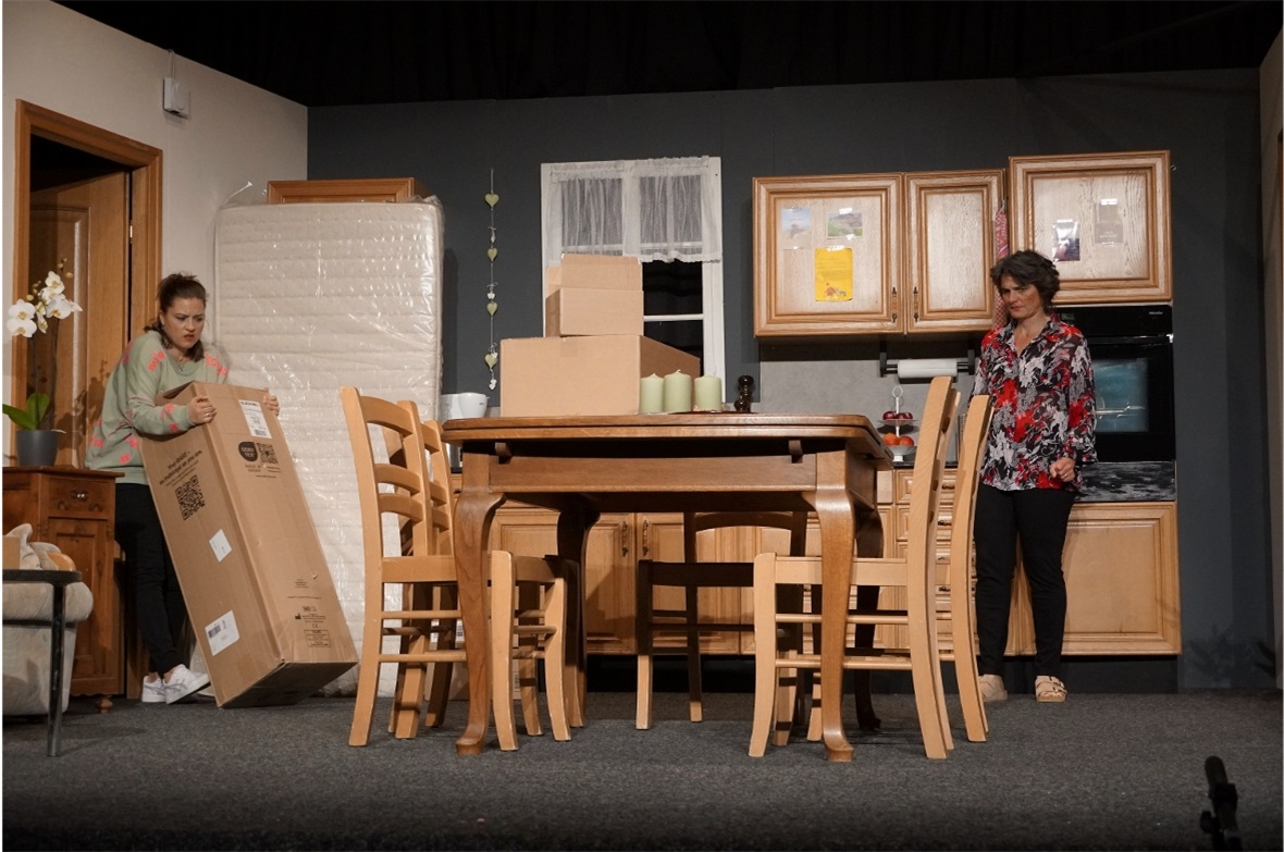 Das Haus ist voller Sponsorengeschenke, die Caro im Keller verstaut.