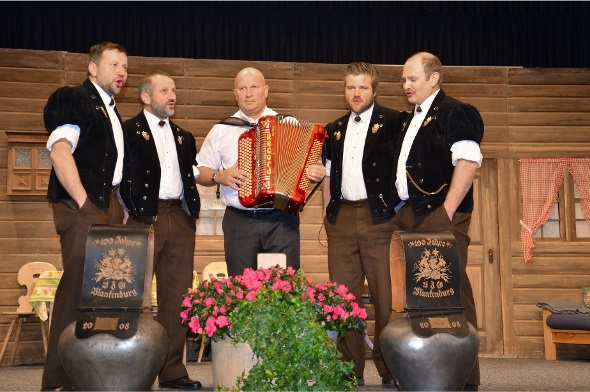 Das Heimenschwander Jodlerquartett Alpenrösli. Von links mit Bernhard und Michael Maurer, Hansjörg Wyttenbach und Samuel Siegenthaler wurden von Ueli Zürcher an der Handorgel begleitet.
