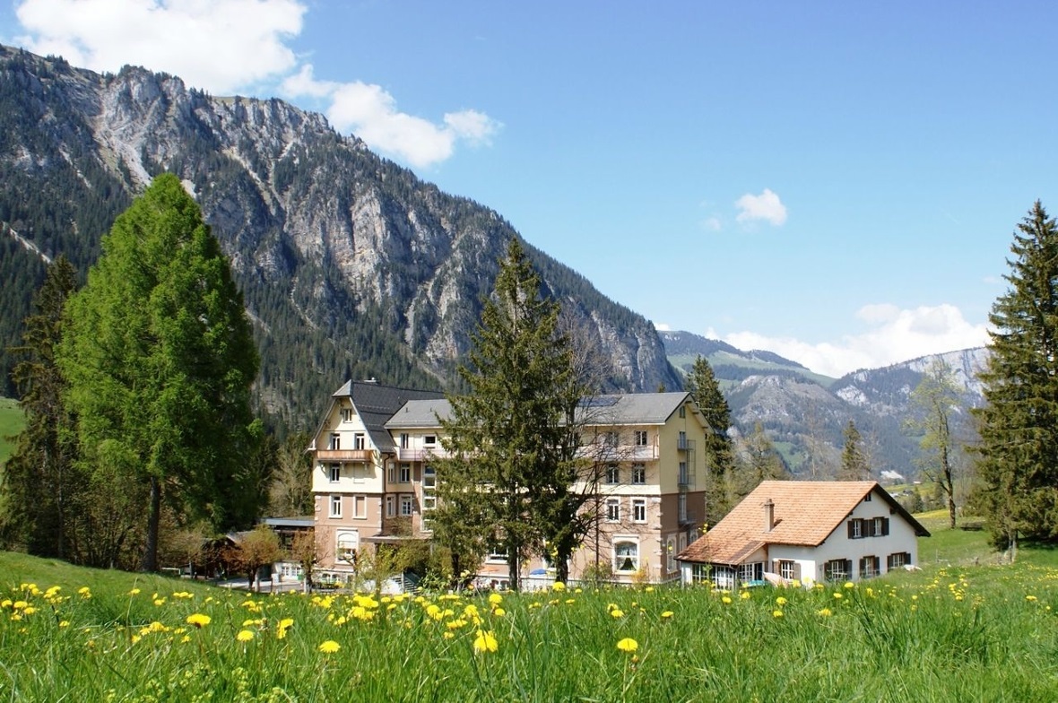 Zwei Jubiläen in einem beim Hotel Kurhaus Grimmialp Das Hotel Kurhaus Grimmialp brachte Gäste aus ganz Europa ins Diemtigtal.