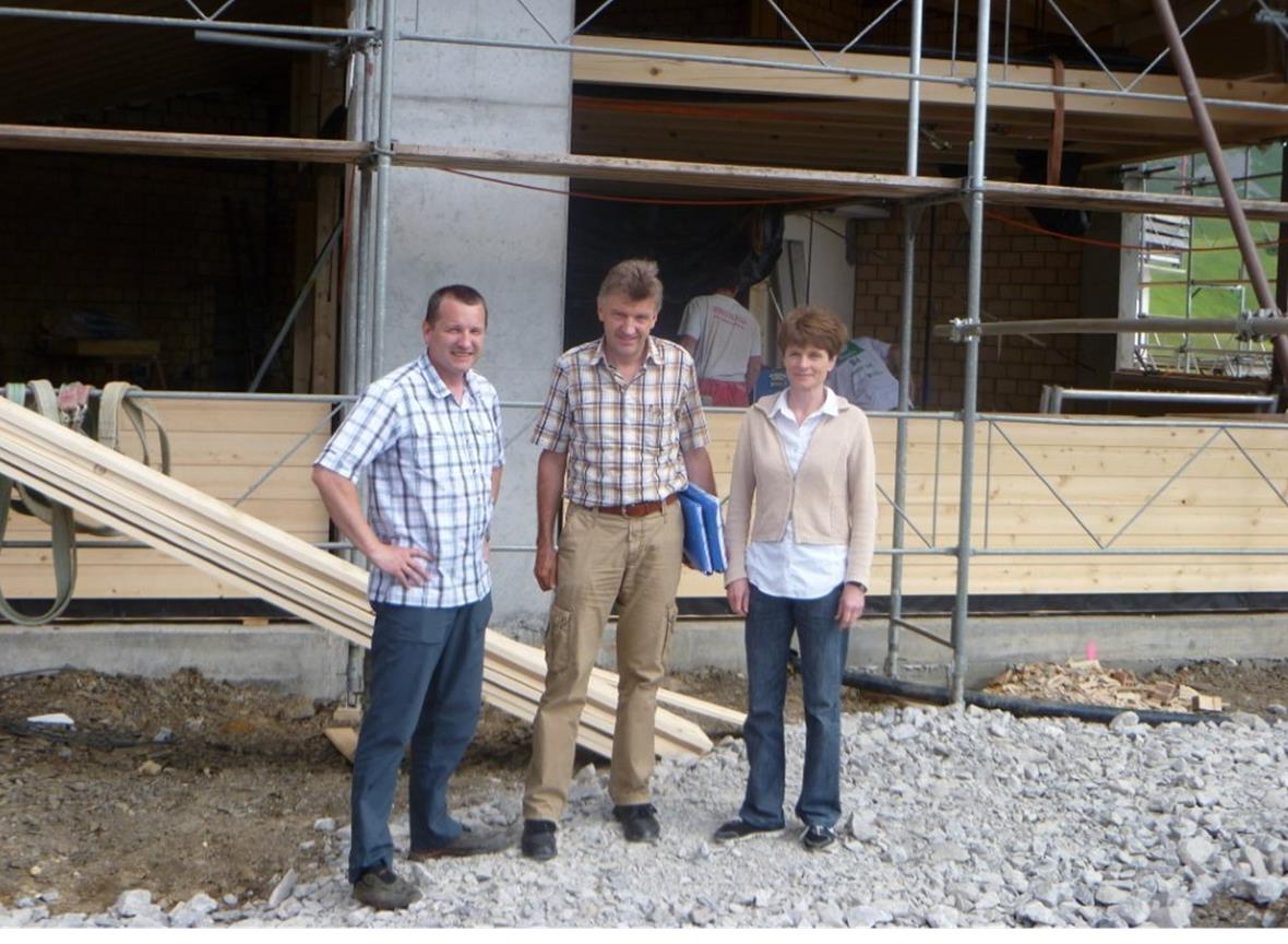 Das Hotelier-Ehepaar Bernhard und Marianne Spori zusammen mit Architekt Hans Grünenwald aus der Lenk vor dem Rohbau des Restaurants.