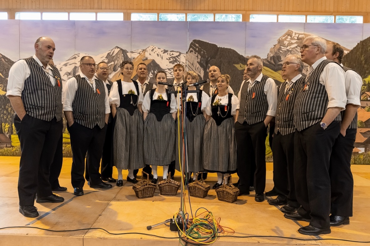 Das Jägerchörli Niedersimmental unter der Leitung von Hanspeter Berger sang, «D ...