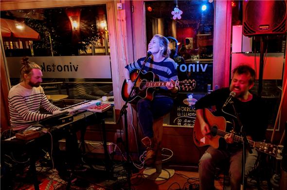 Das Jaël Acoustic Trio begeisterte in der Vinotake Lenk.