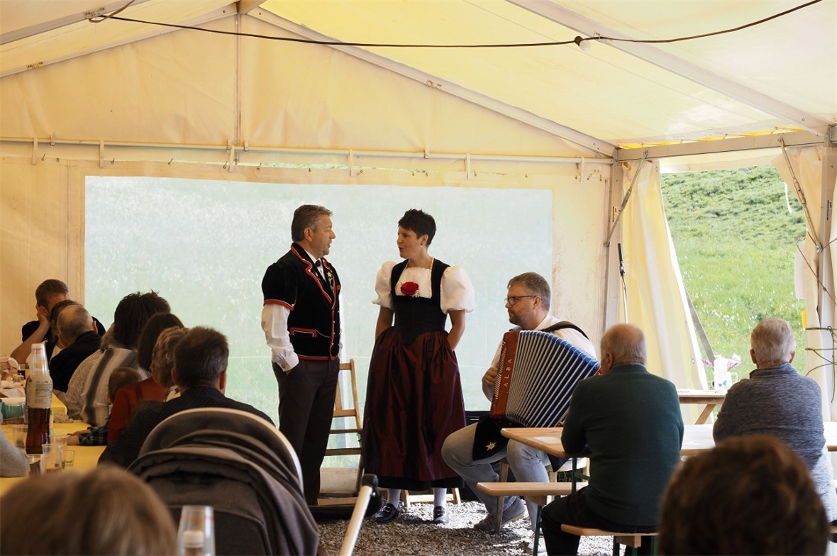 Das Jodelduett Heinz Tschannen und Andrea Beyeler wurde von Marc Zeller begleite...