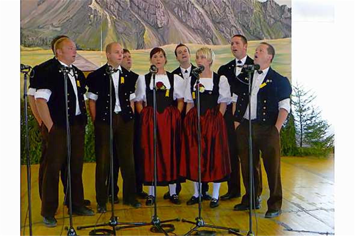 Das Jodlerdoppelquartett Goldbächli aus Boltigen entliess die Zuhörer mit einem ...