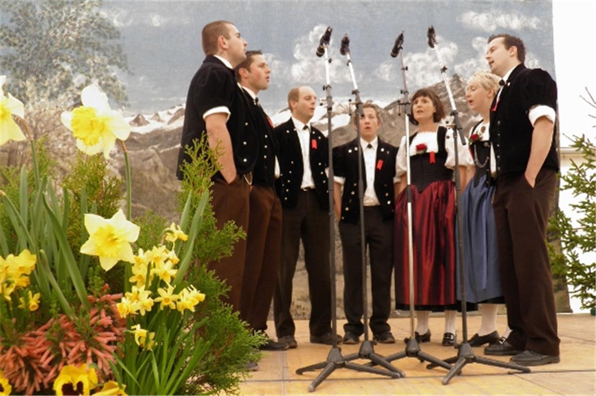 Das Jodlerdoppelquartett Goldbächli übt seine Lieder und Naturjutz mit Annemarie...