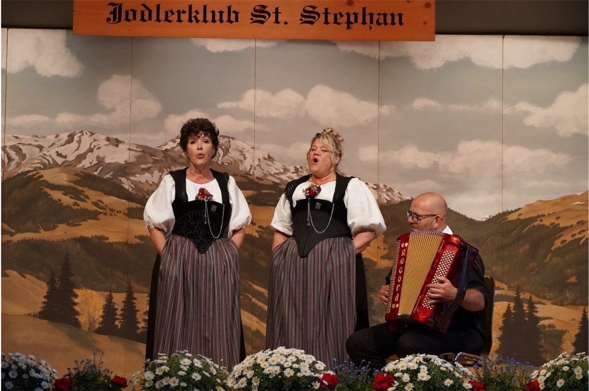 Das Jodlerduett „Wyberhärz“ besteht aus Tabea Brunner und Annemarie Schär, sie w...
