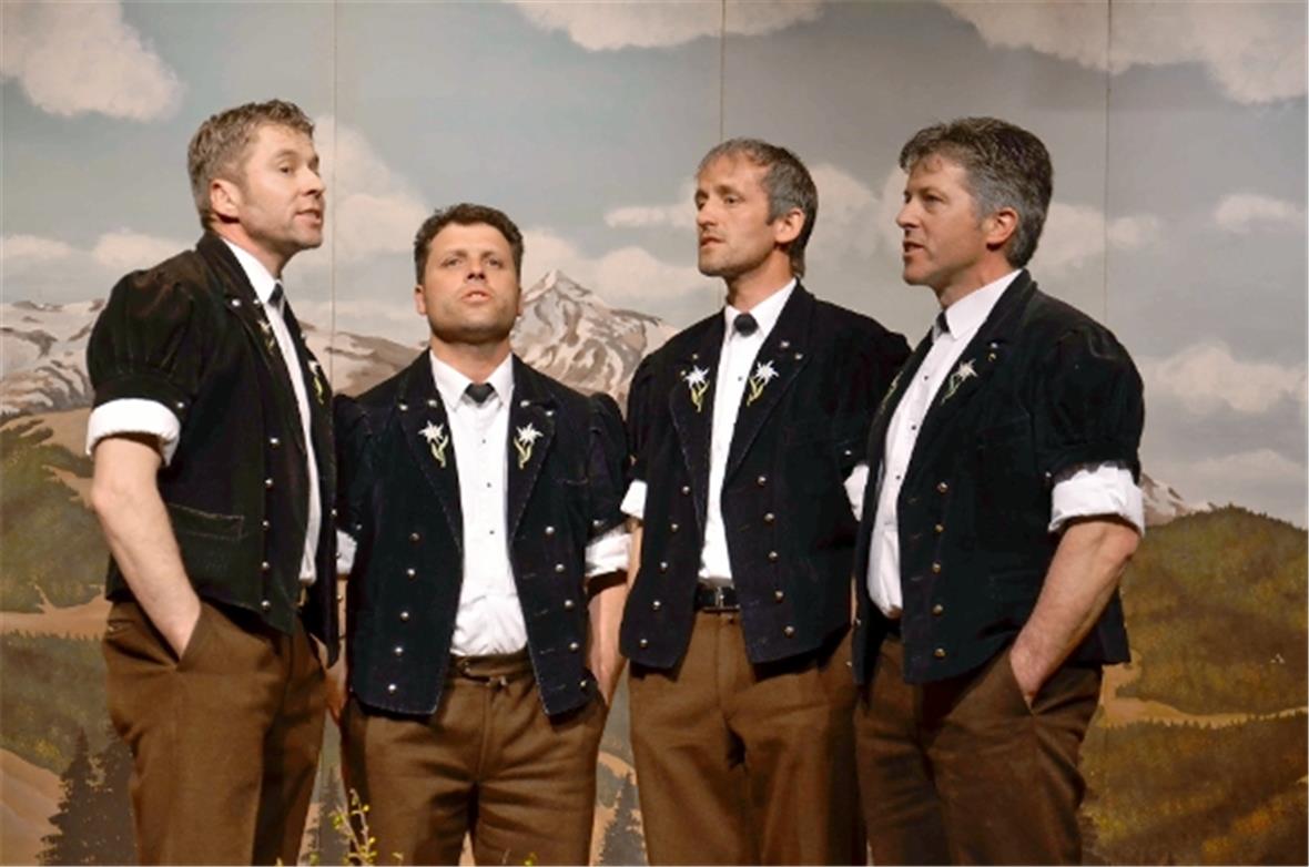 Das Jodlerquartett Männertreu Teuffenthal mit dem Boltiger Simon Zmoos (3. von links) feiert heute in der ausverkauften Expo-Halle in Thun ihre erste CD-Taufe.