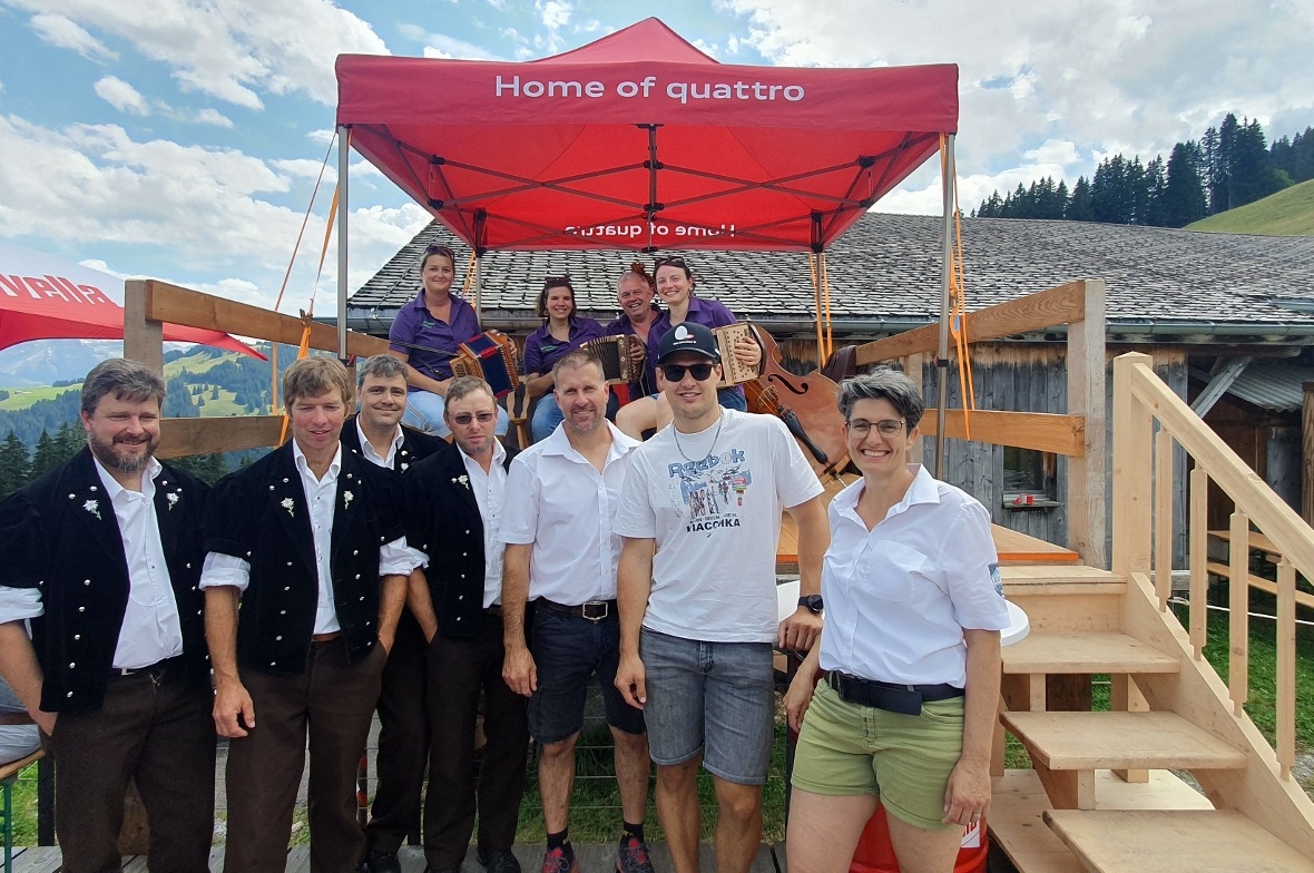 Sommerlicher «Einkehrschwung» am Ritz Dorfet Das Jodlerquartett d’Elfer; die Örgelifründe Aegelsee, die Gastgeber Christoph und Petra Krebs sowie Skirennfahrer Lars Rösti (2. von rechts) am Ritz Dorfet im Einsatz.