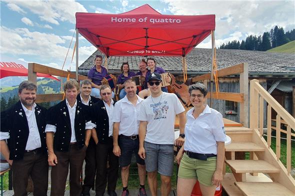 Das Jodlerquartett d’Elfer; die Örgelifründe Aegelsee, die Gastgeber Christoph und Petra Krebs sowie Skirennfahrer Lars Rösti (2. von rechts) am Ritz Dorfet im Einsatz.