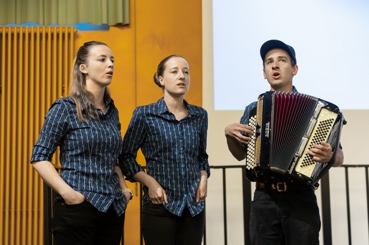 Das Jodlerterzett Mülibächli mit Jacqueline Abegglen, Sabrina und Fabian Beugger...