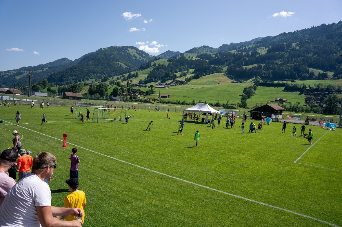 Das Jubiläum zog viele Besucher auf und neben das Spielfeld an.