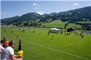 Das Jubiläum zog viele Besucher auf und neben das Spielfeld an.