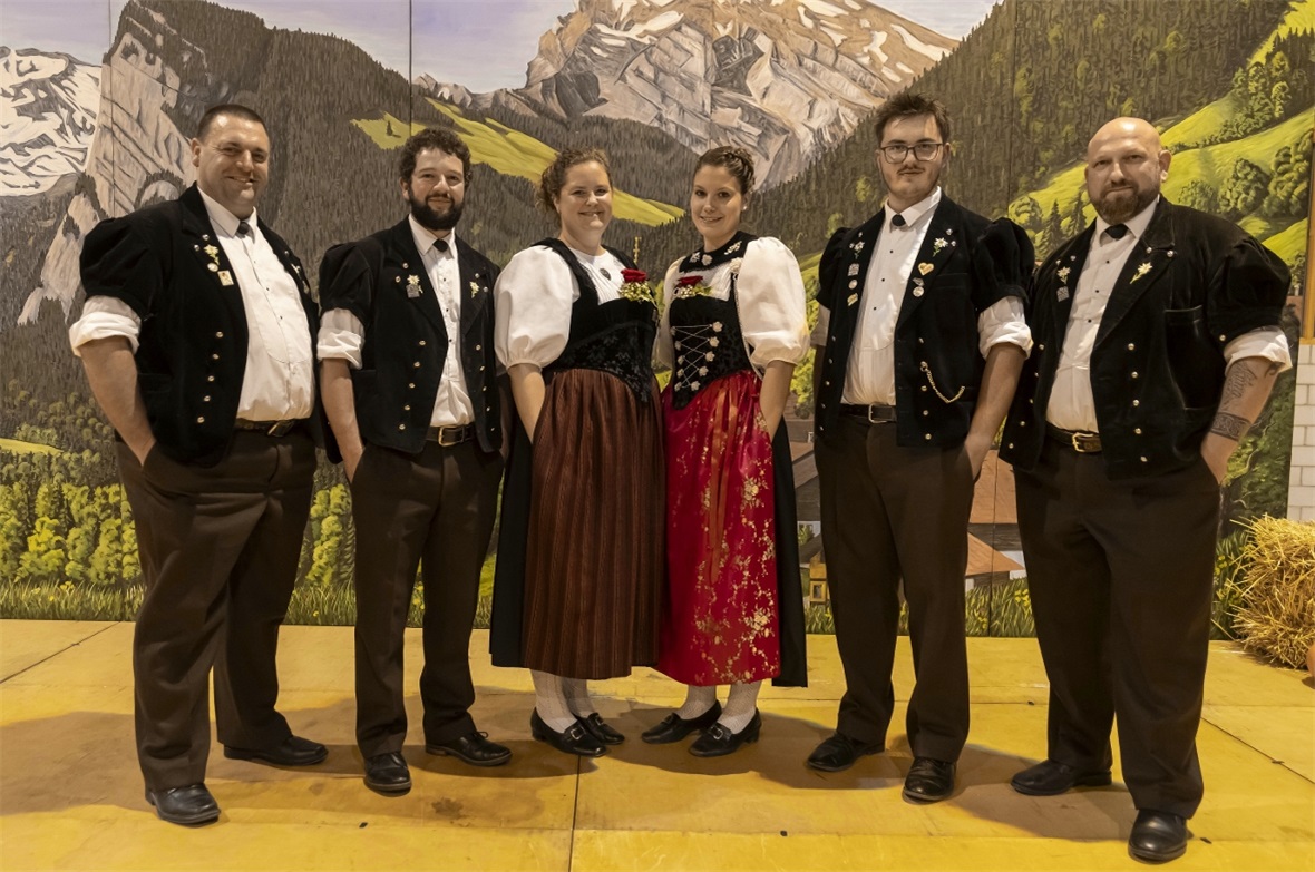 Ein Jubiläum voller Herz und Klang Das Jubiläums-OK mit Stefan Erb, Michael Schenk, Flurina Welten (OK-Präsidentin), Noemi Beyeler, Frowin Wyss und Andreas Bühler.