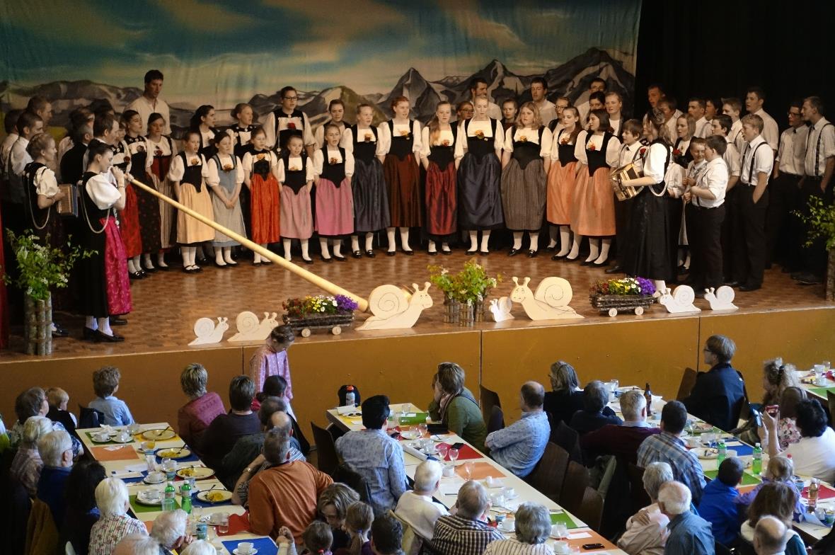 Das Jugend-Jodel-Projekt Unspunnen zusammen mit der gastgebenden Jungjodlergrupp...