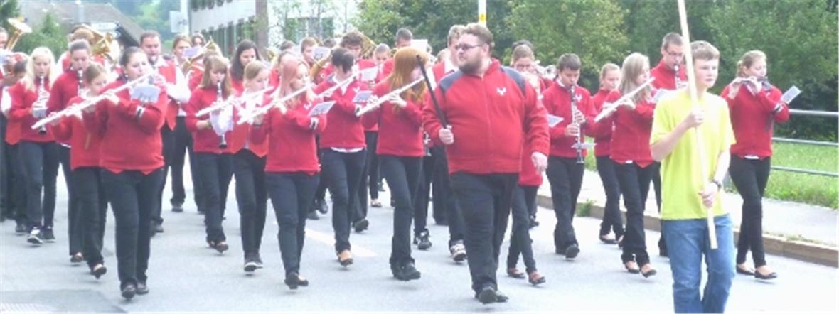 Das Jugendblasorchester Svihov in der Marschmusikparade.
