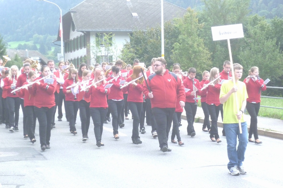 Das Jugendblasorchester Svihov in der Marschmusikparade.