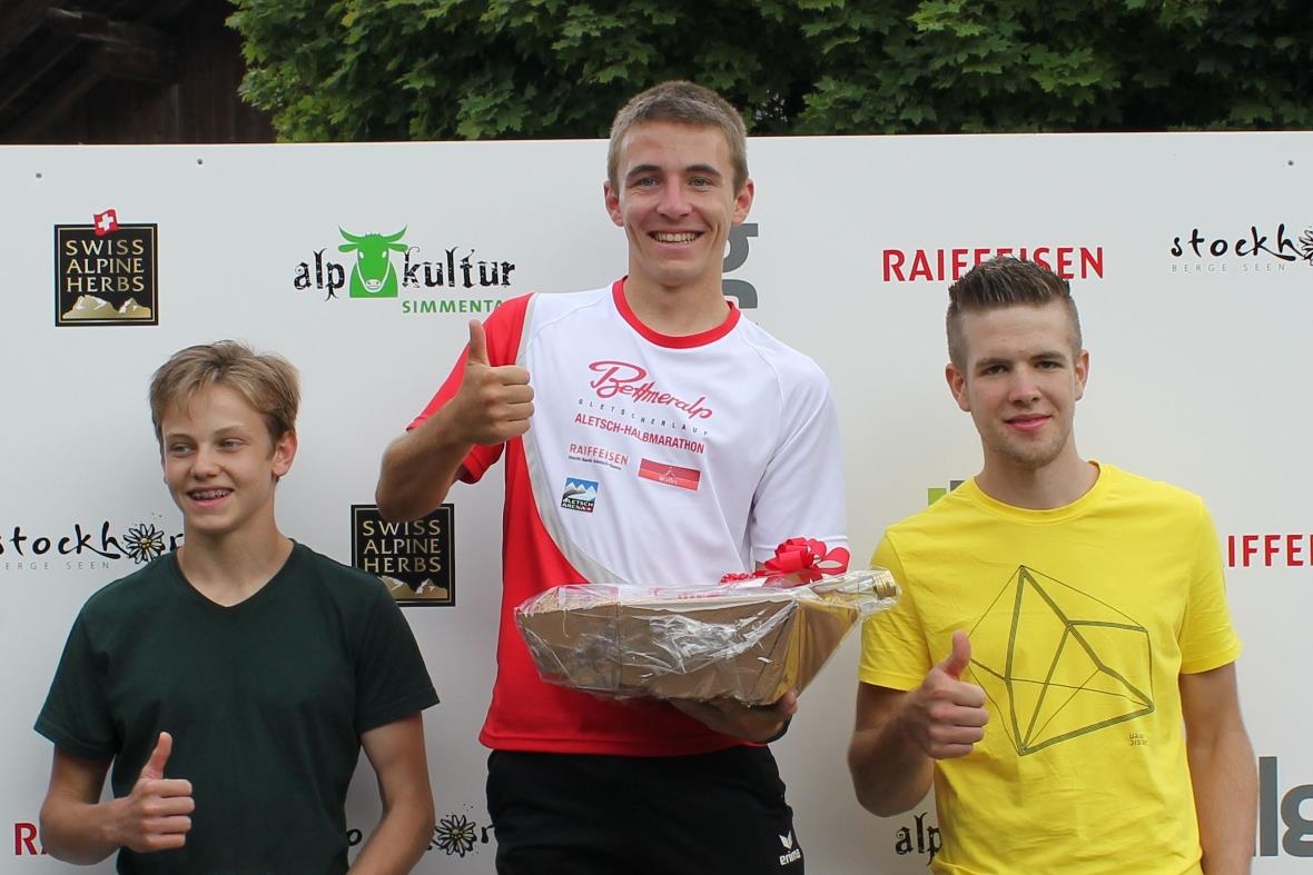 Das Junioren-Podest mit dem drittklassierten Därstettner Lukas Kostezer (rechts....