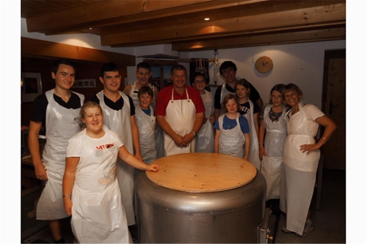 Das Käseteam der Heilpädagogischen Schule Gstaad