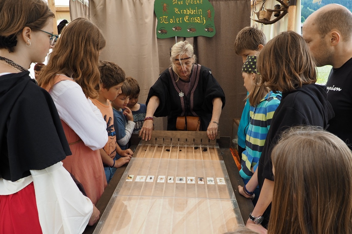 Das Kakerlaken-Rennen war auch sehr beliebt.
