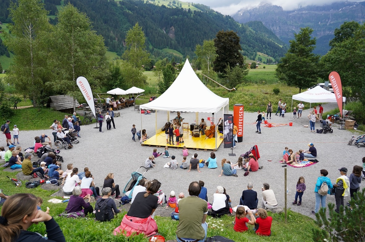 Das Kinderkonzert am Spielplatz Lenkerseeli war von Gross und Klein gut besucht.