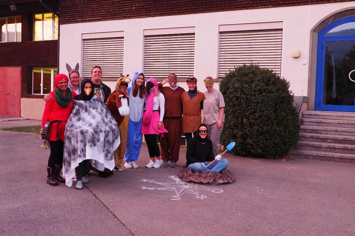 Das Kita-Team überraschte mit fantasievollen Kostümen und bewies schauspielerische Fähigkeiten – zur Freude der Kinder und Eltern.