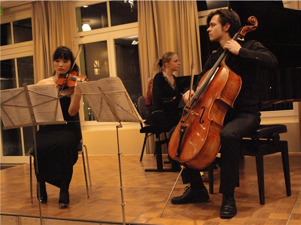 Das Klaviertrio So-Eun Kim (Violine), Olesya Urosova (Klavier) und Mathias Johansen (Violoncello) überzeugte mit grosser Leistung.