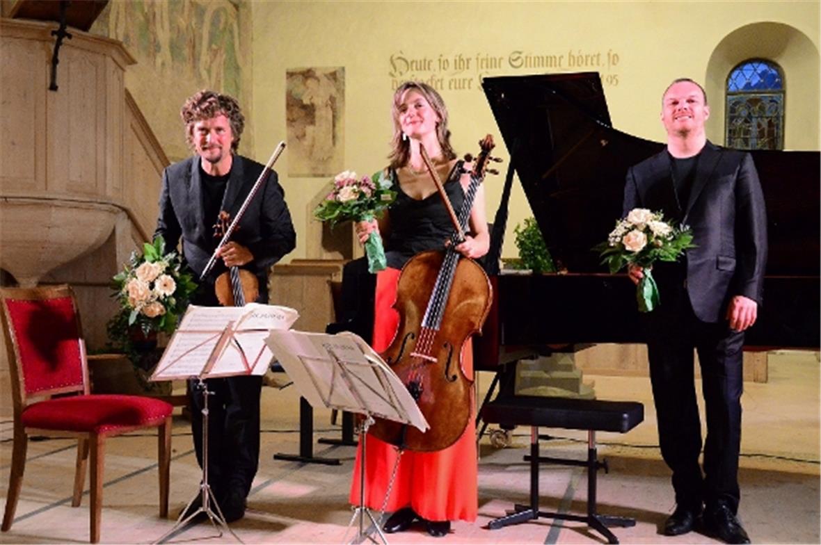 Das Klaviertrio stehend während dem verdienten Schlussapplaus.