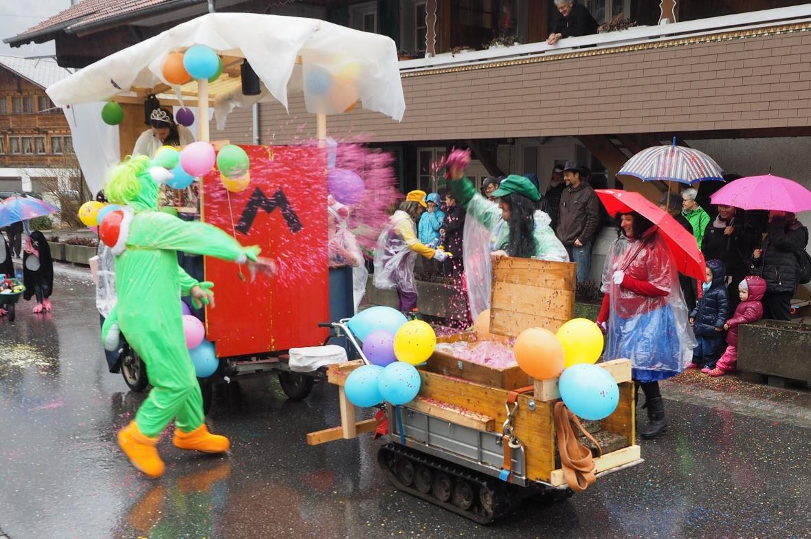 Das Konfetti flog bei dem starken Regen zwar nicht sehr weit – klebte dafür aber...