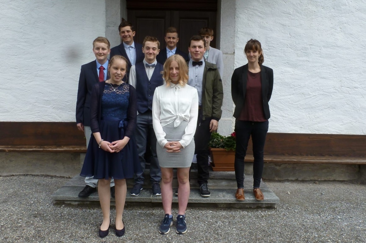 Das Konfirmationsfoto mit allen Konfirmanden entstand zwischen den beiden Durchgängen, rechts Pfarrerin Stefanie Gilomen.