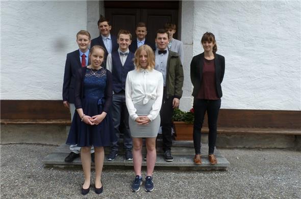 Das Konfirmationsfoto mit allen Konfirmanden entstand zwischen den beiden Durchgängen, rechts Pfarrerin Stefanie Gilomen.
